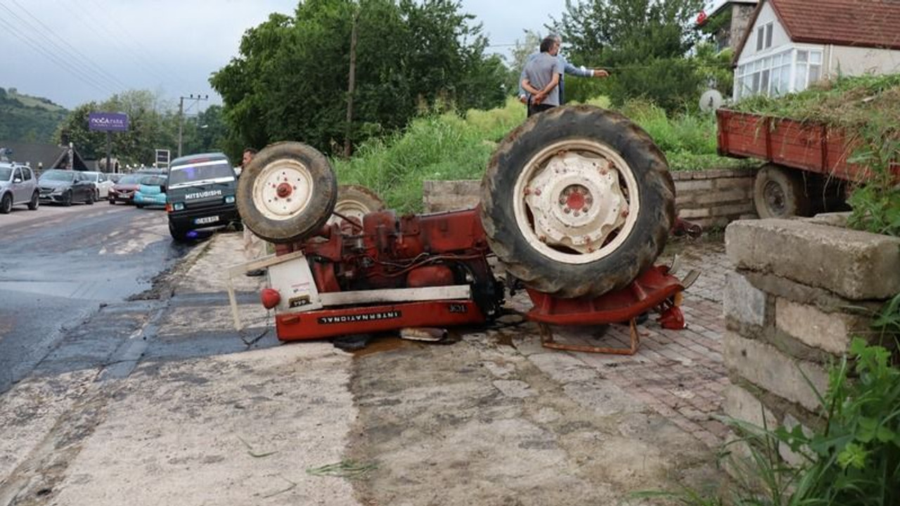 Devrilen traktörün altında kaldı!